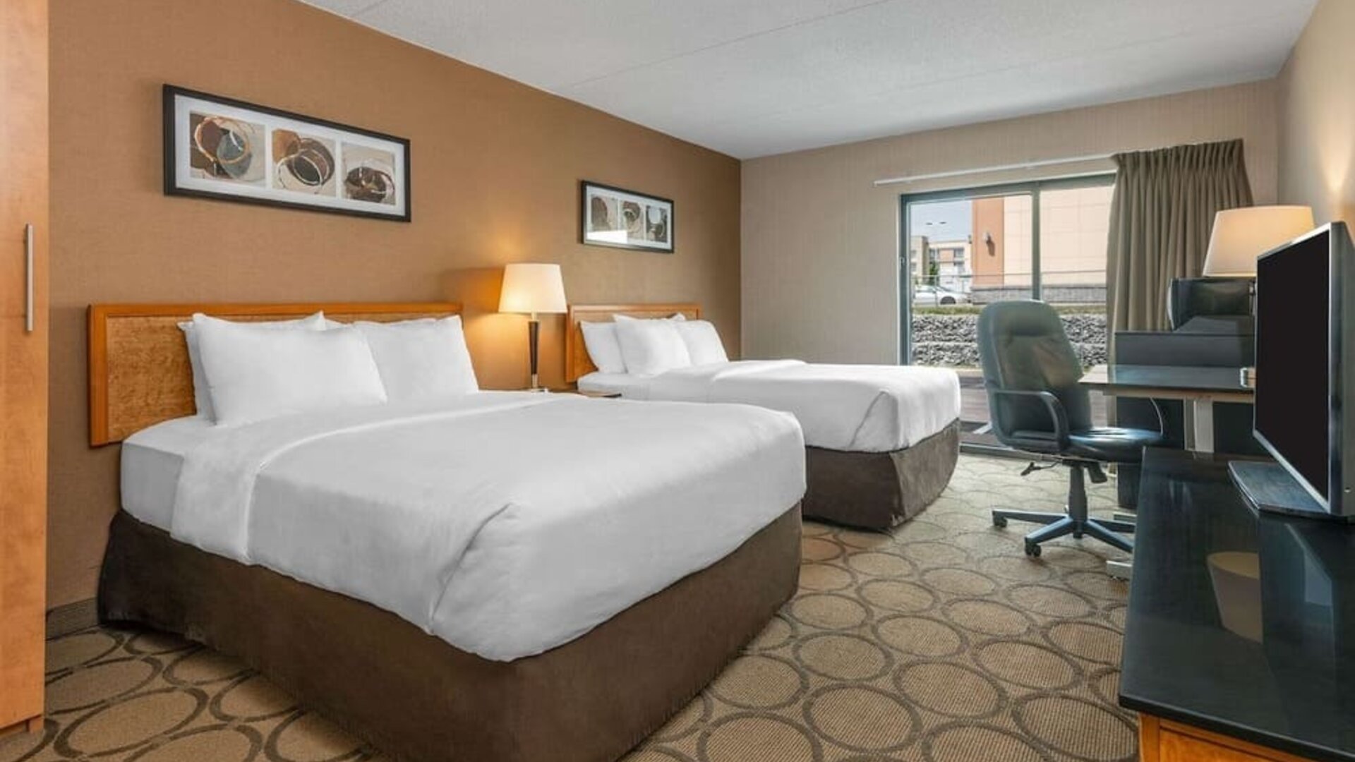 Day use twin room with work desk at Comfort Inn Simcoe.