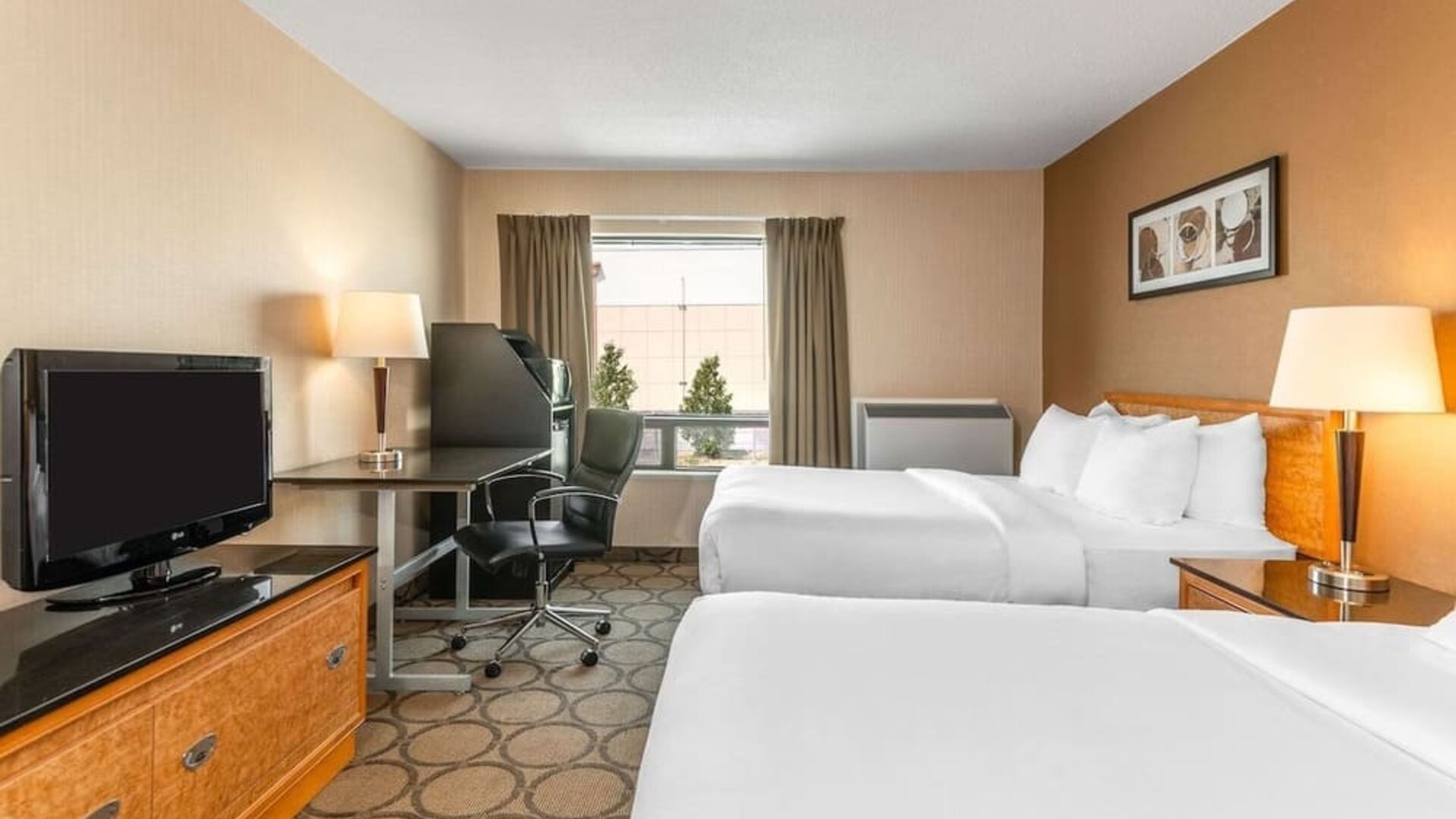 Day use twin room with TV, work desk and private bathroom at Comfort Inn Simcoe.