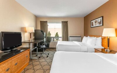 Day use twin room with TV, work desk and private bathroom at Comfort Inn Simcoe.