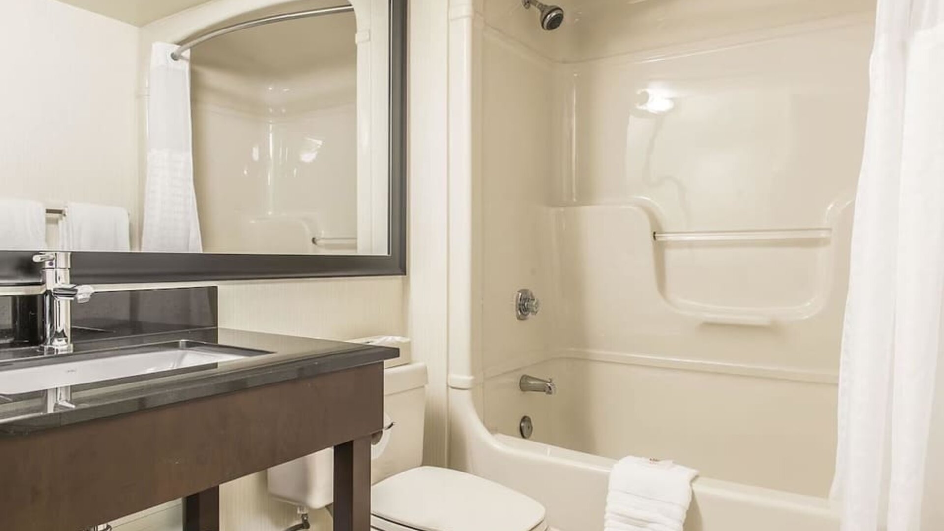 Guest bathroom with tub and free toiletries at Comfort Inn Sept-Iles. 
