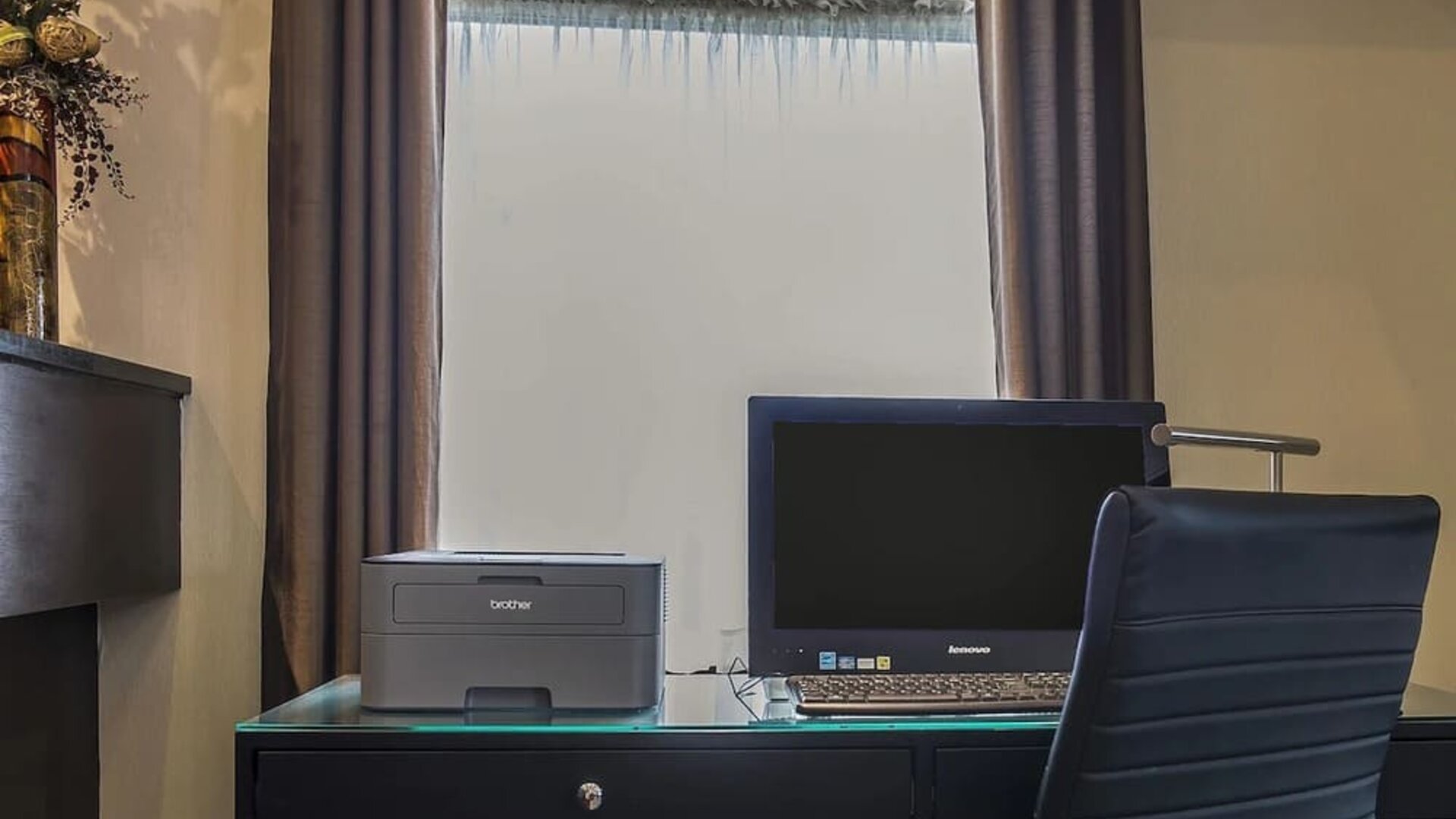 Business center with computer and printer at Comfort Inn Sept-Iles. 