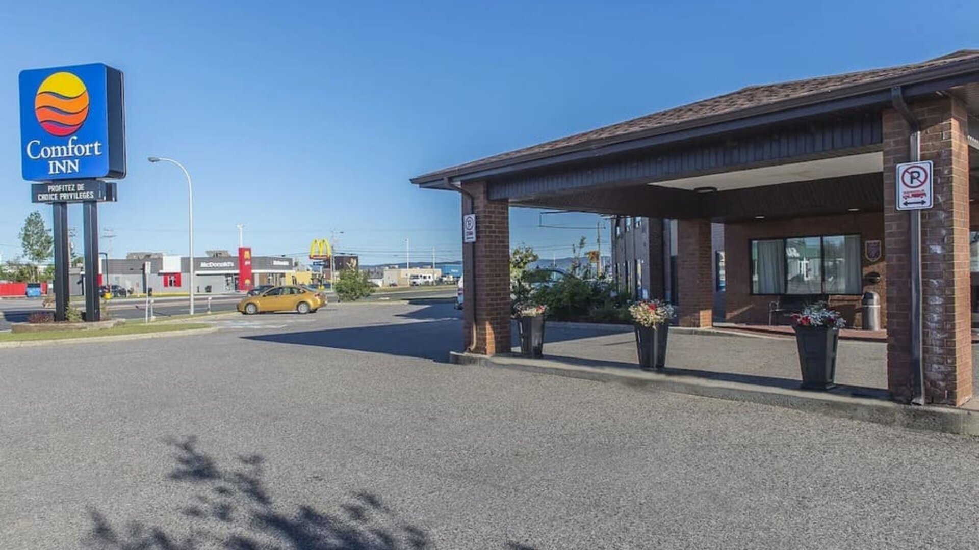 Hotel entrance at Comfort Inn Sept-Iles. 