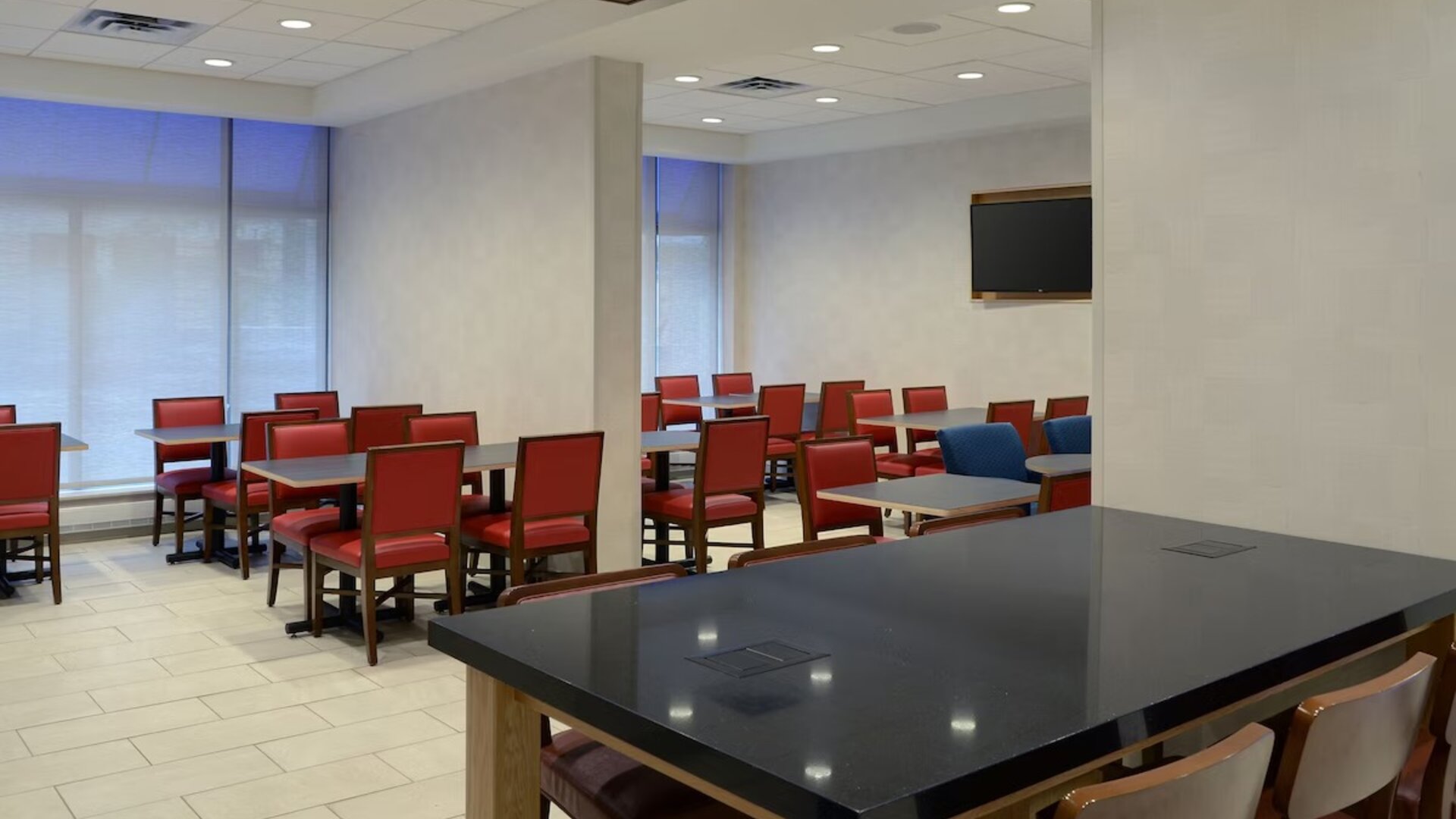 Restaurant area with comfortable sitting perfect for co-working at Holiday Inn Express Toronto Downtown.