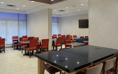 Restaurant area with comfortable sitting perfect for co-working at Holiday Inn Express Toronto Downtown.