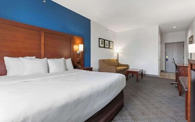 Day use room with work desk and sofa at Comfort Suites Lombard - Addison.