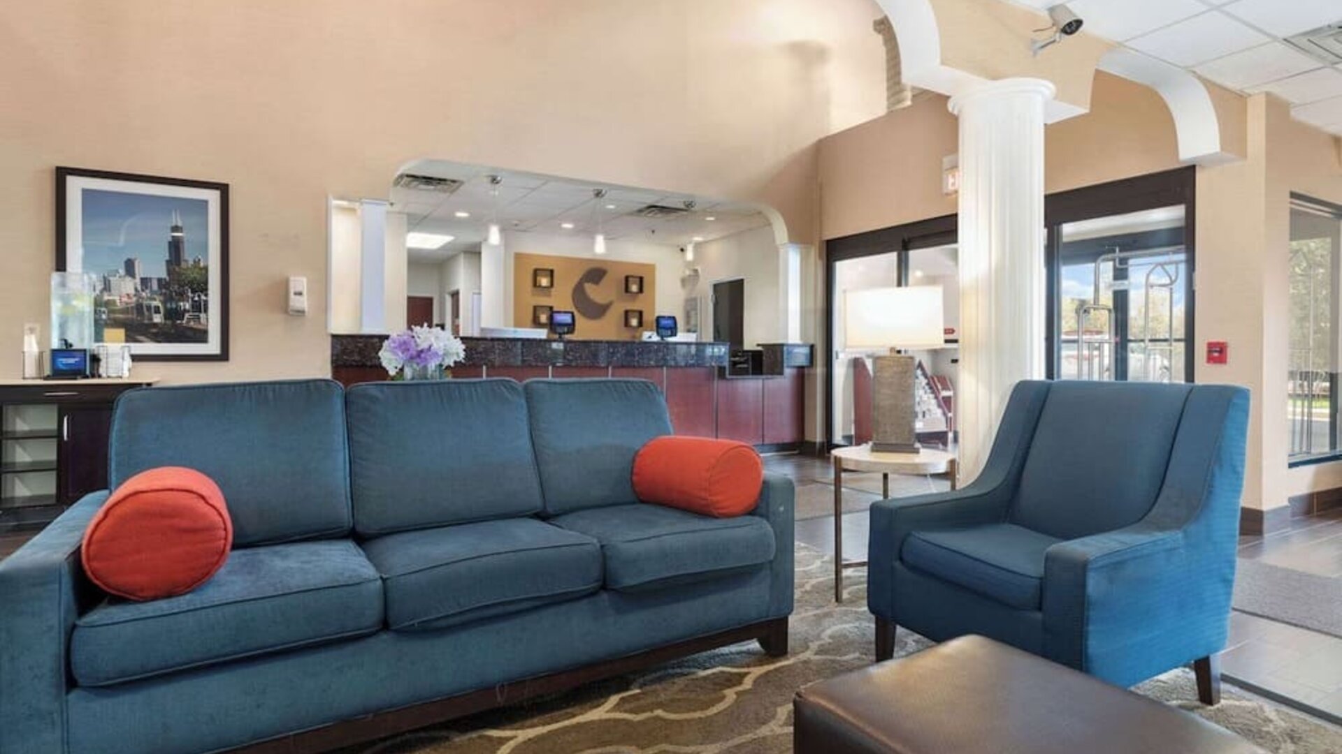 Lobby and coworking lounge at Comfort Suites Lombard - Addison.