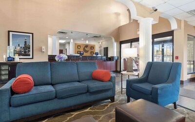 Lobby and coworking lounge at Comfort Suites Lombard - Addison.