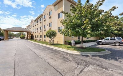 Hotel exterior at Comfort Suites Lombard - Addison.