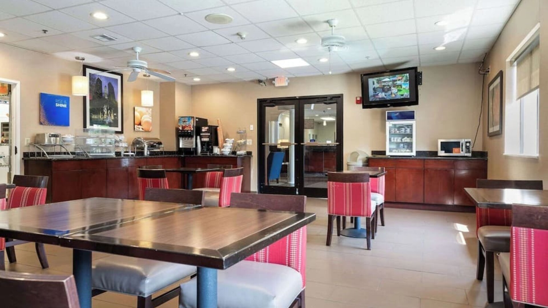 Dining area perfect for coworking at Comfort Suites Lombard - Addison.