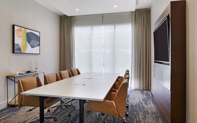 Meeting room at Courtyard By Marriott Los Angeles LAX/Century Boulevard.