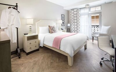 Queen bedroom with work desk at Hollywood Hotel.