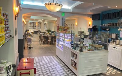 Dining area perfect for coworking at Hollywood Hotel.