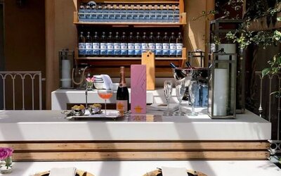 Hotel bar at Hollywood Hotel.