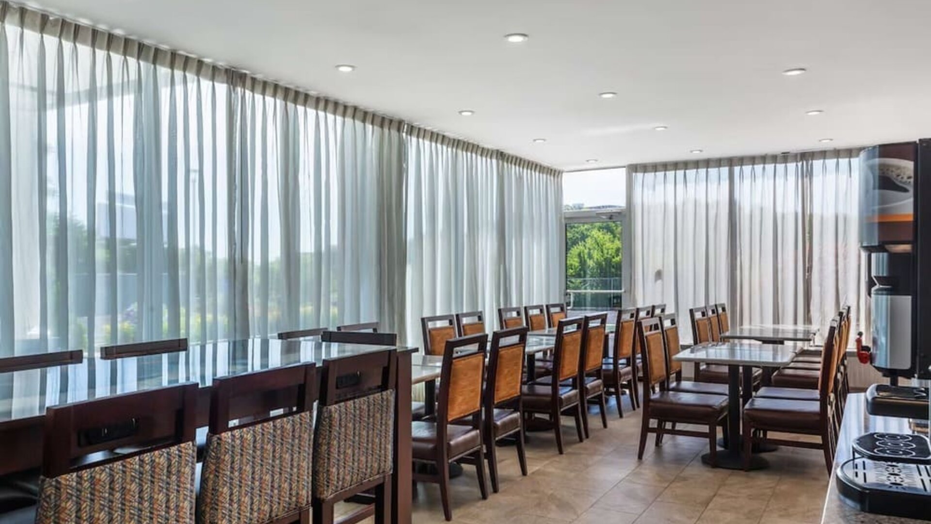 Dining area perfect for coworking at Best Western Braintree.
