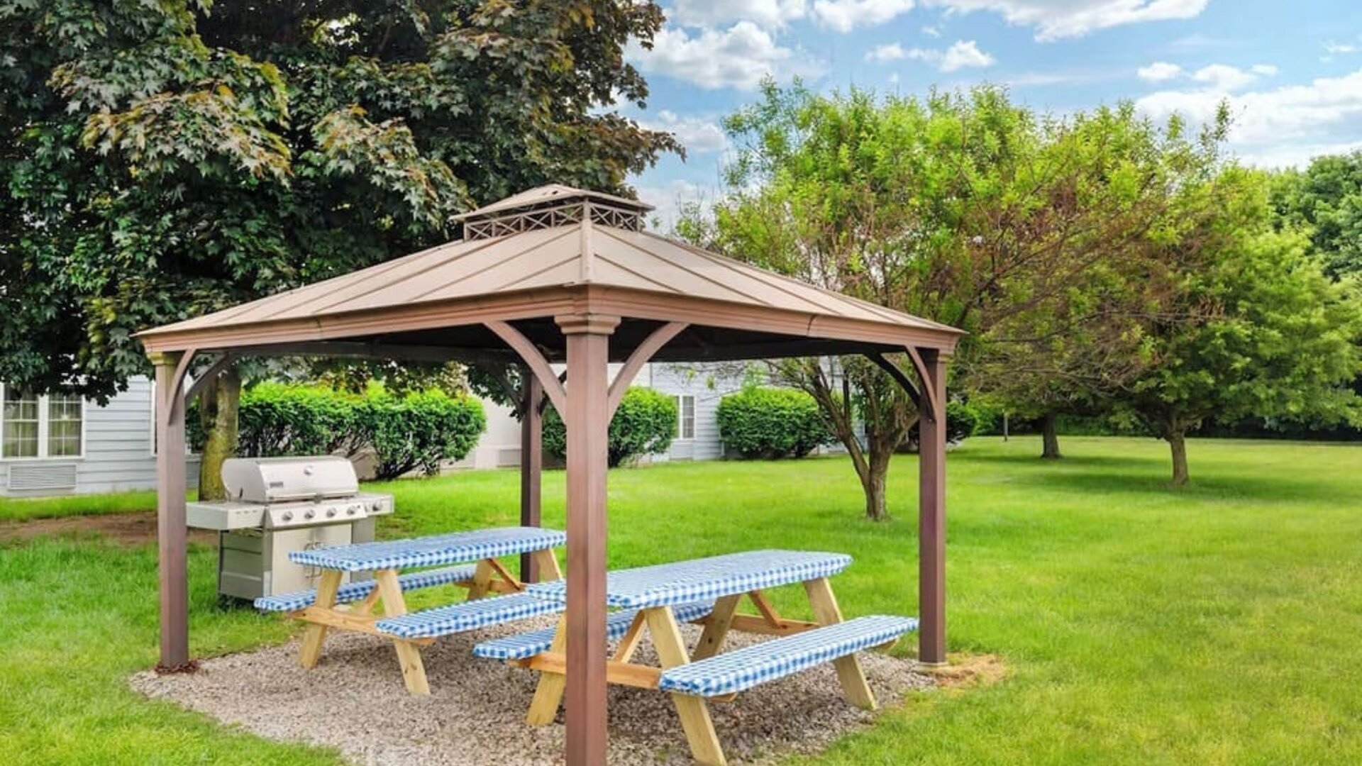 Barbecue grill available in picnic area at Best Western Hartford Hotel & Suites.