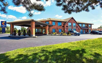 Hotel exterior and parking area at Comfort Inn Yarmouth.