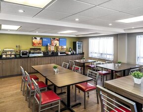 Dining area at Comfort Inn Winnipeg II South.