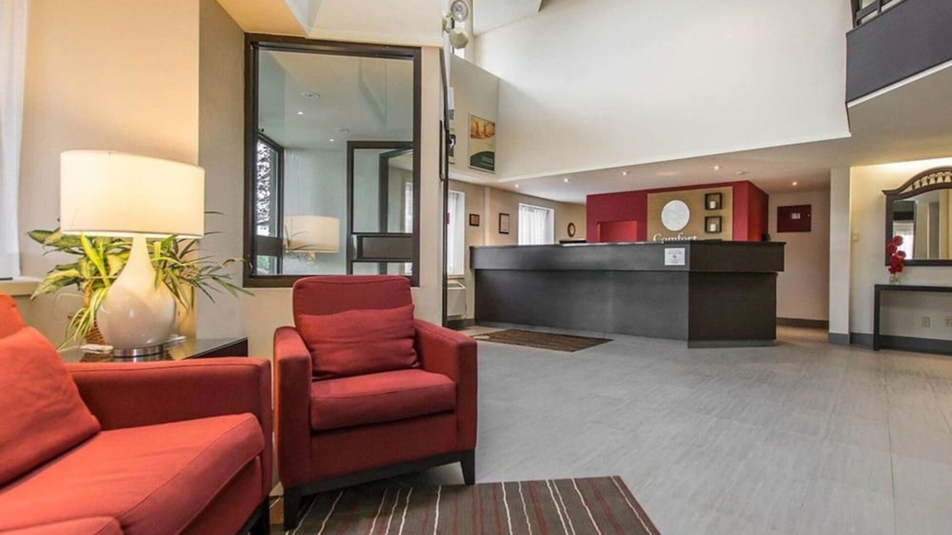 Lobby lounge at Comfort Inn Val D'or. 