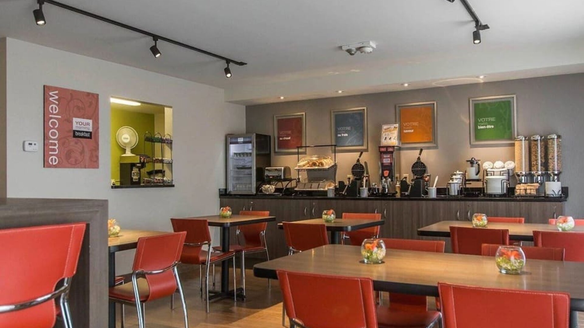 Dining area perfect for co-working at Comfort Inn Val D'or. 