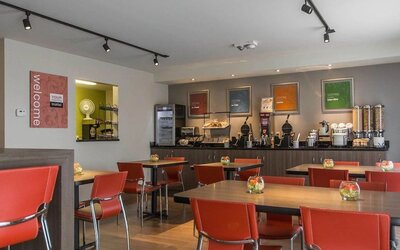 Dining area perfect for co-working at Comfort Inn Val D'or. 