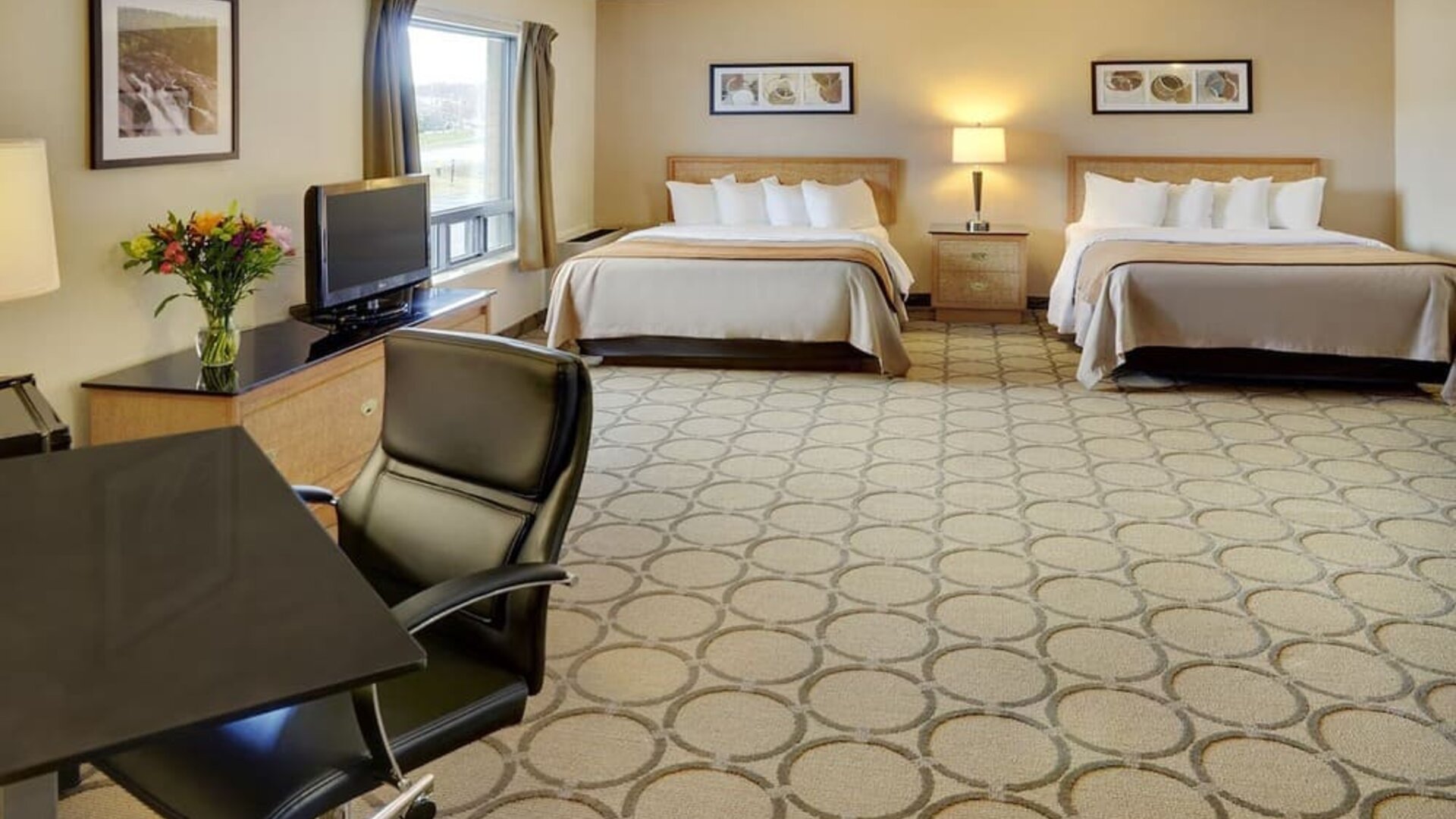 Bright and spacious day use twin room with work desk at Comfort Inn Val D'or. 