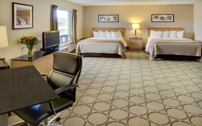 Bright and spacious day use twin room with work desk at Comfort Inn Val D'or. 