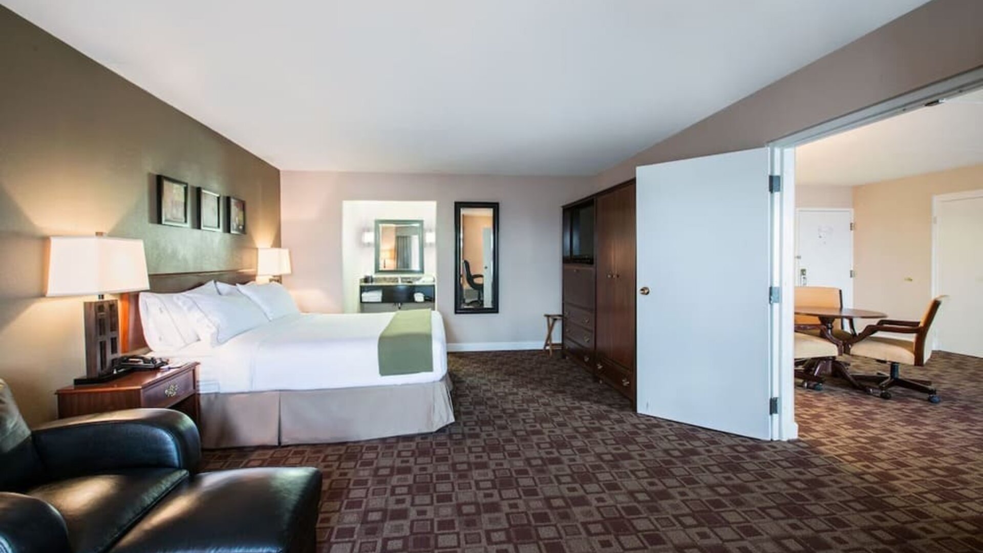 Day use room with living area at Holiday Inn Express Rolling Meadows-Schaumburg.
