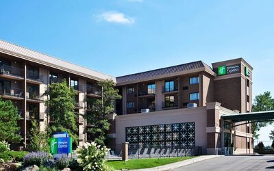 Hotel exterior at Holiday Inn Express Rolling Meadows-Schaumburg.
