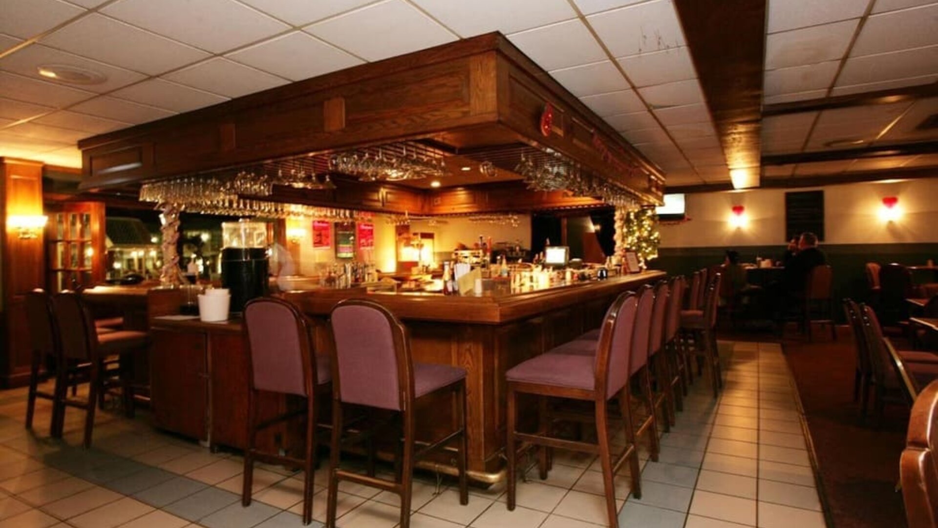 Hotel bar at Sturbridge Host Hotel.