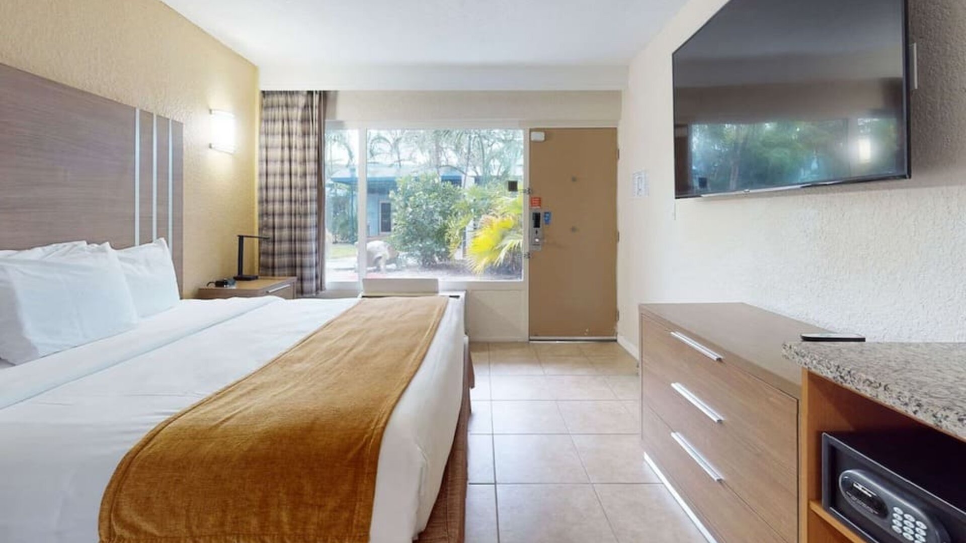 Day use room at Rodeway Inn & Suites Fort Lauderdale Airport & Cruise Port.