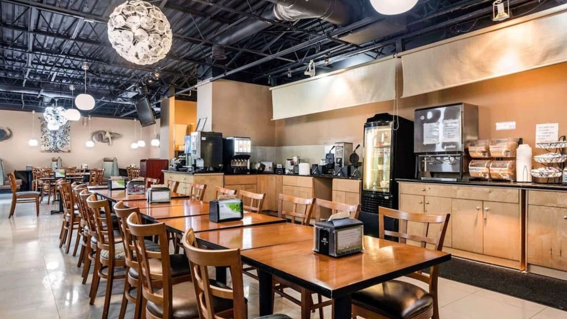 Dining area perfect for coworking at Rodeway Inn & Suites Fort Lauderdale Airport & Cruise Port.