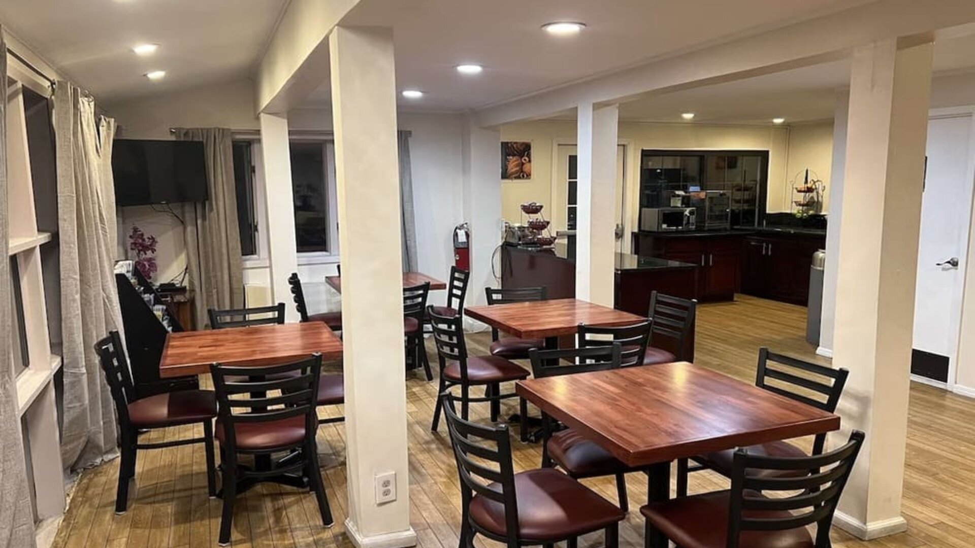 Dining area at Best Western Woodbury Inn.