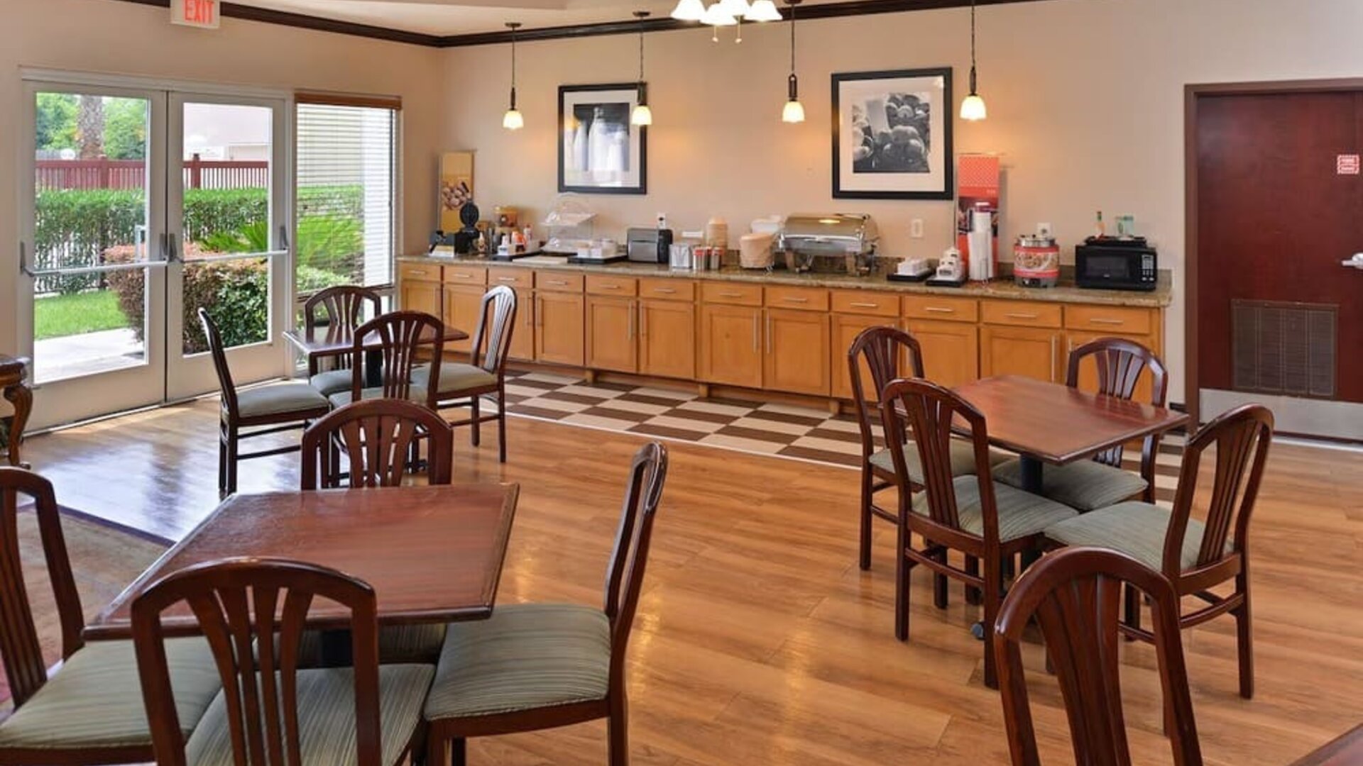 Dining area perfect for coworking at Hampton Inn Deer Park.