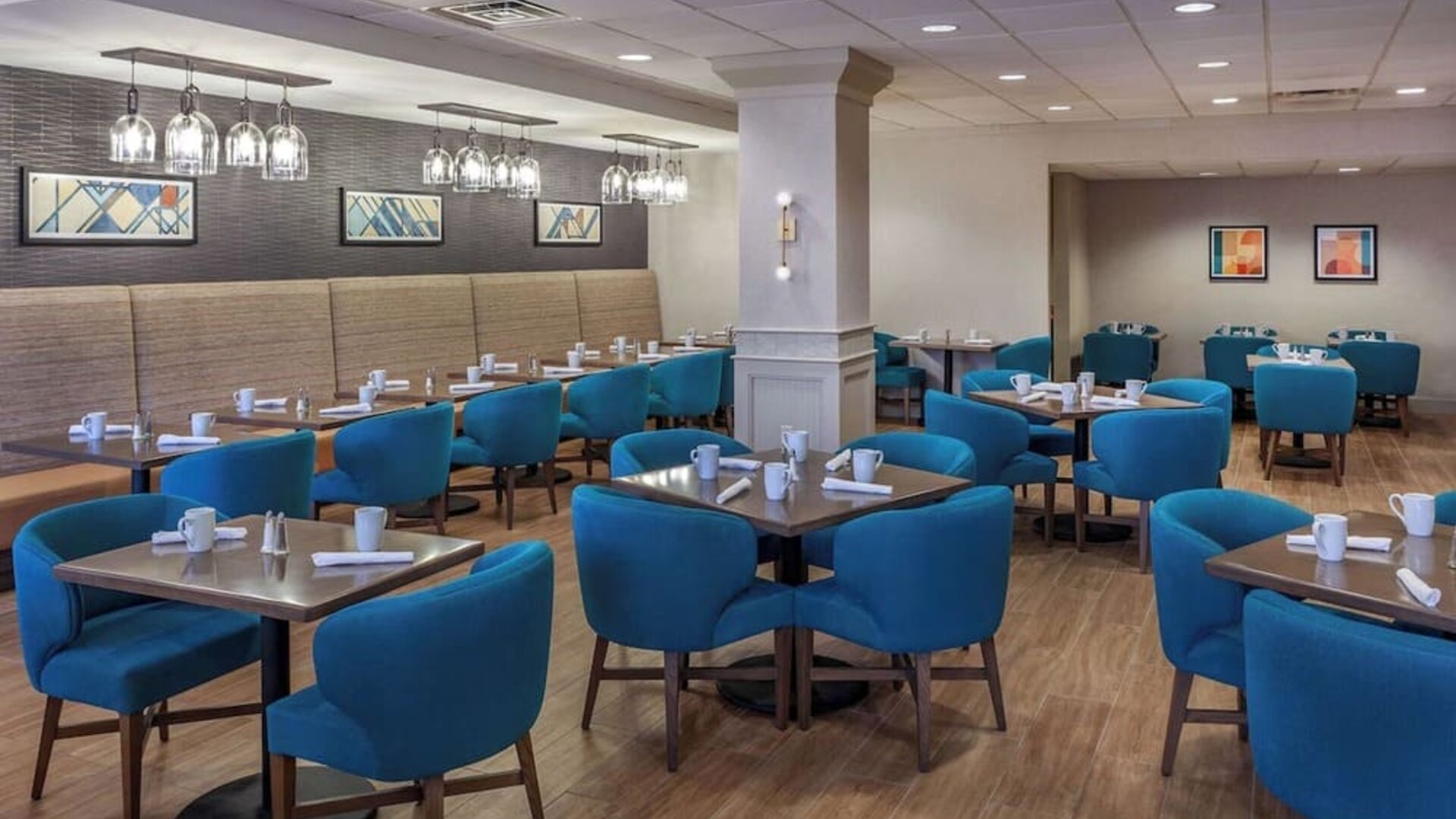 Dining area perfect for coworking at DoubleTree By Hilton Westborough.