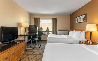 Day use twin room with TV, work desk and private bathroom at Comfort Inn Pickering.