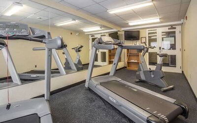 Fitness center at Comfort Inn Pickering.