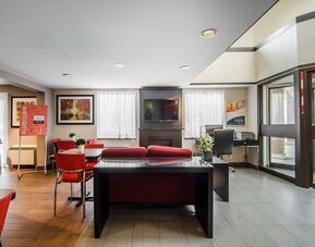 Hotel lobby with workspace at Comfort Inn Prince Albert.