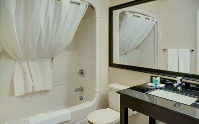 Guest bathroom with tub and free toiletries at Comfort Inn Prince Albert.