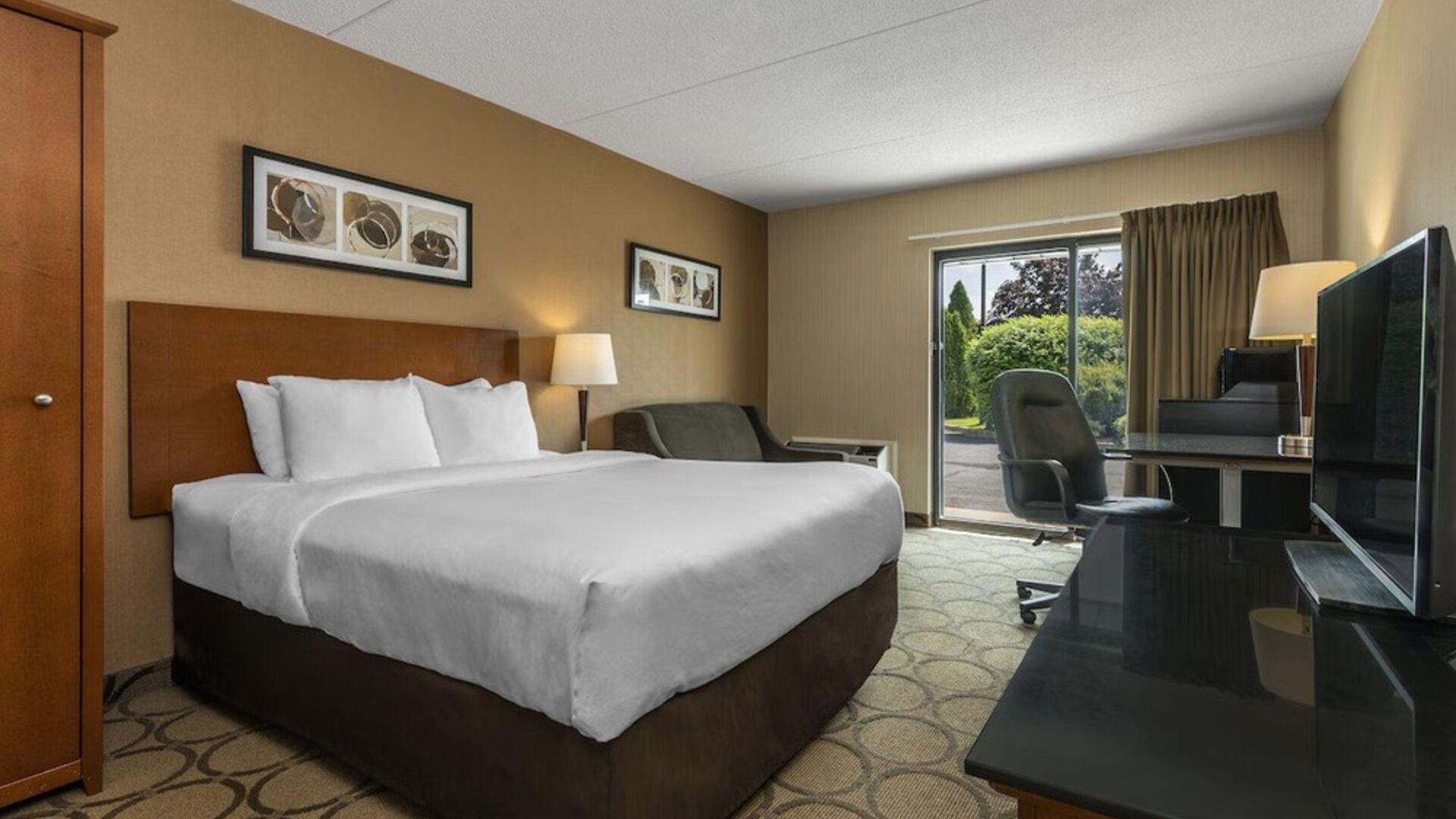Day use room with TV, sofa, work desk and private bathroom at Comfort Inn Parry Sound.