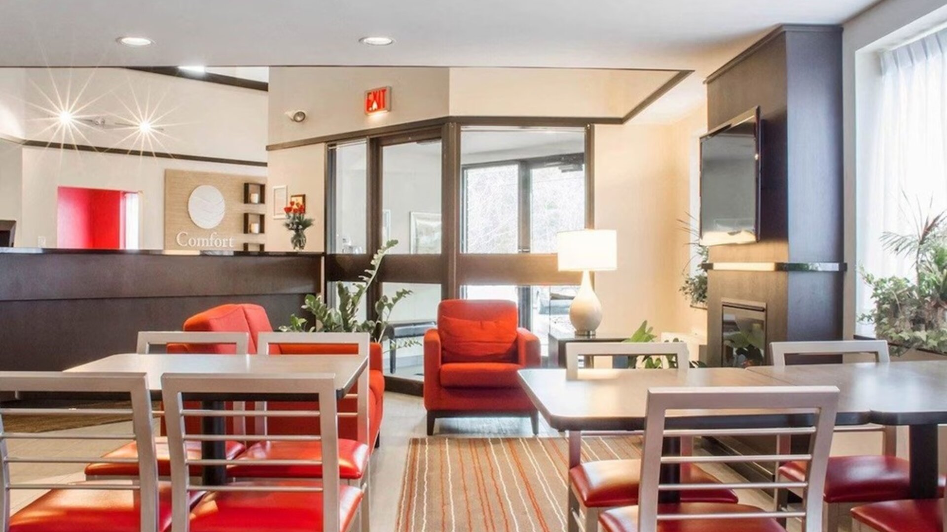 Hotel lobby at Comfort Inn Parry Sound.