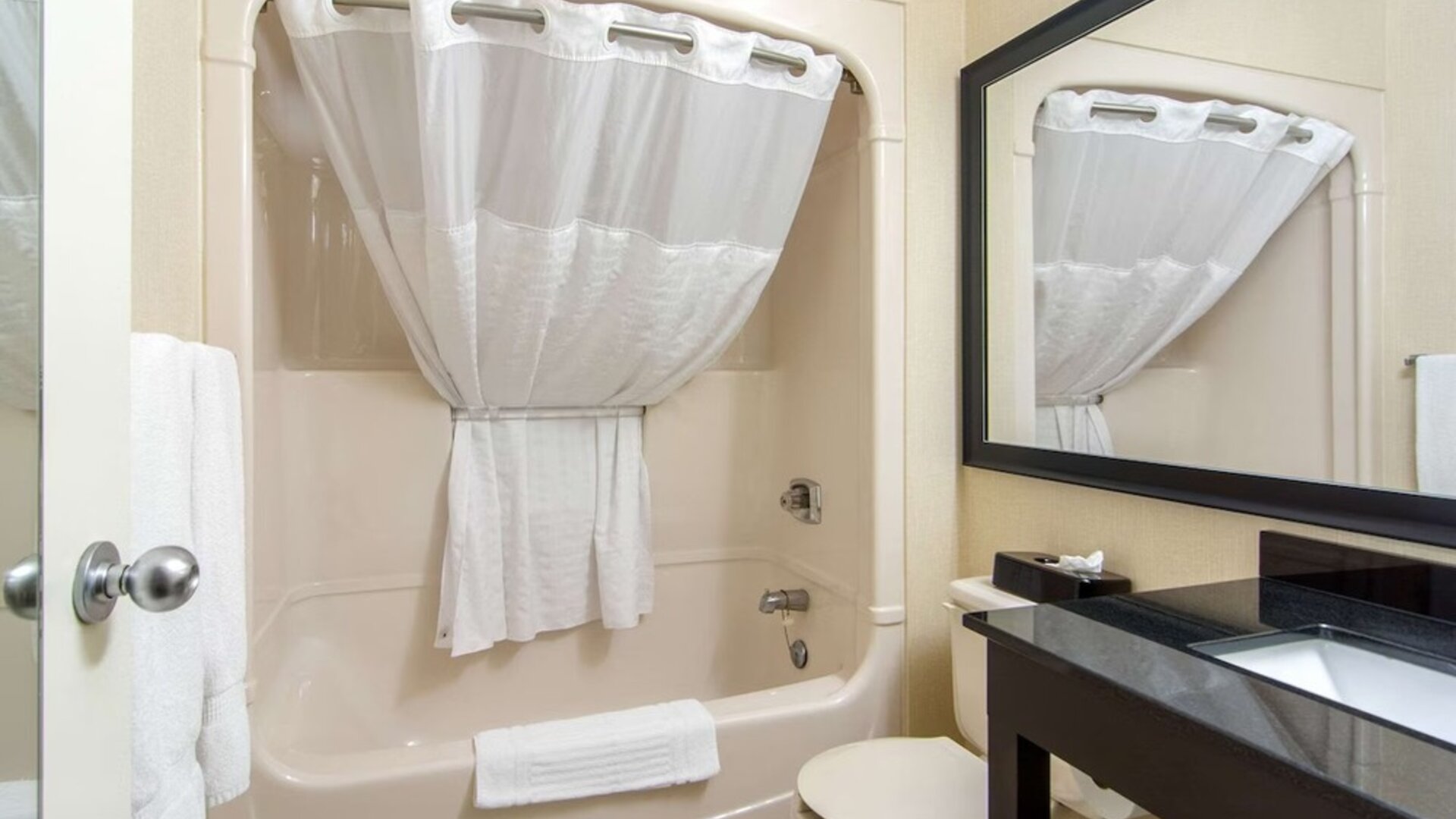 Guest bathroom with tub at Comfort Inn Parry Sound.