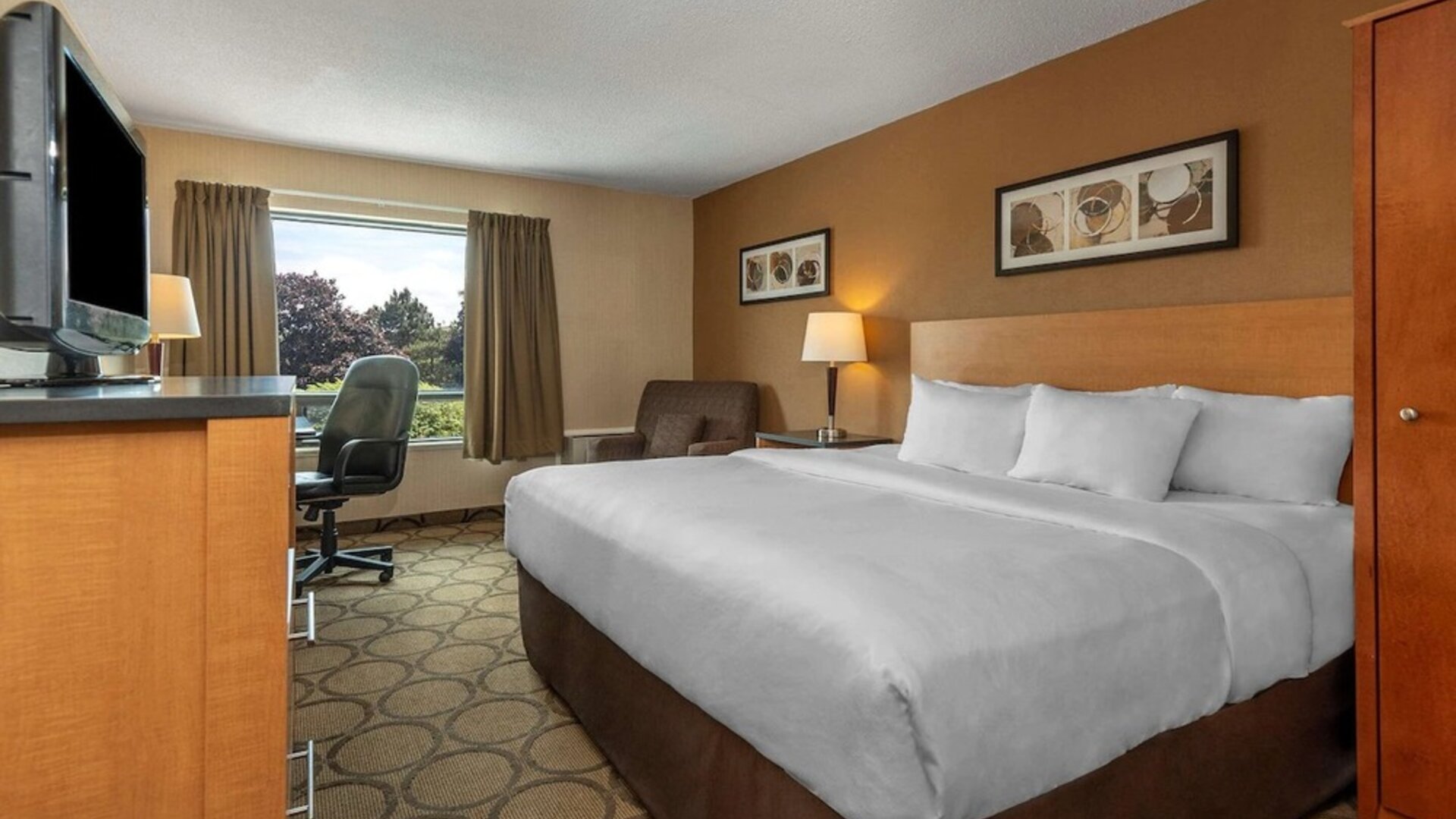 Standard day use room with TV, sofa, workspace and private bathroom at Comfort Inn Parry Sound.