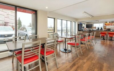 Bright and spacious dining area with comfortable seating perfect for co-working at Comfort Inn Ottawa East.
