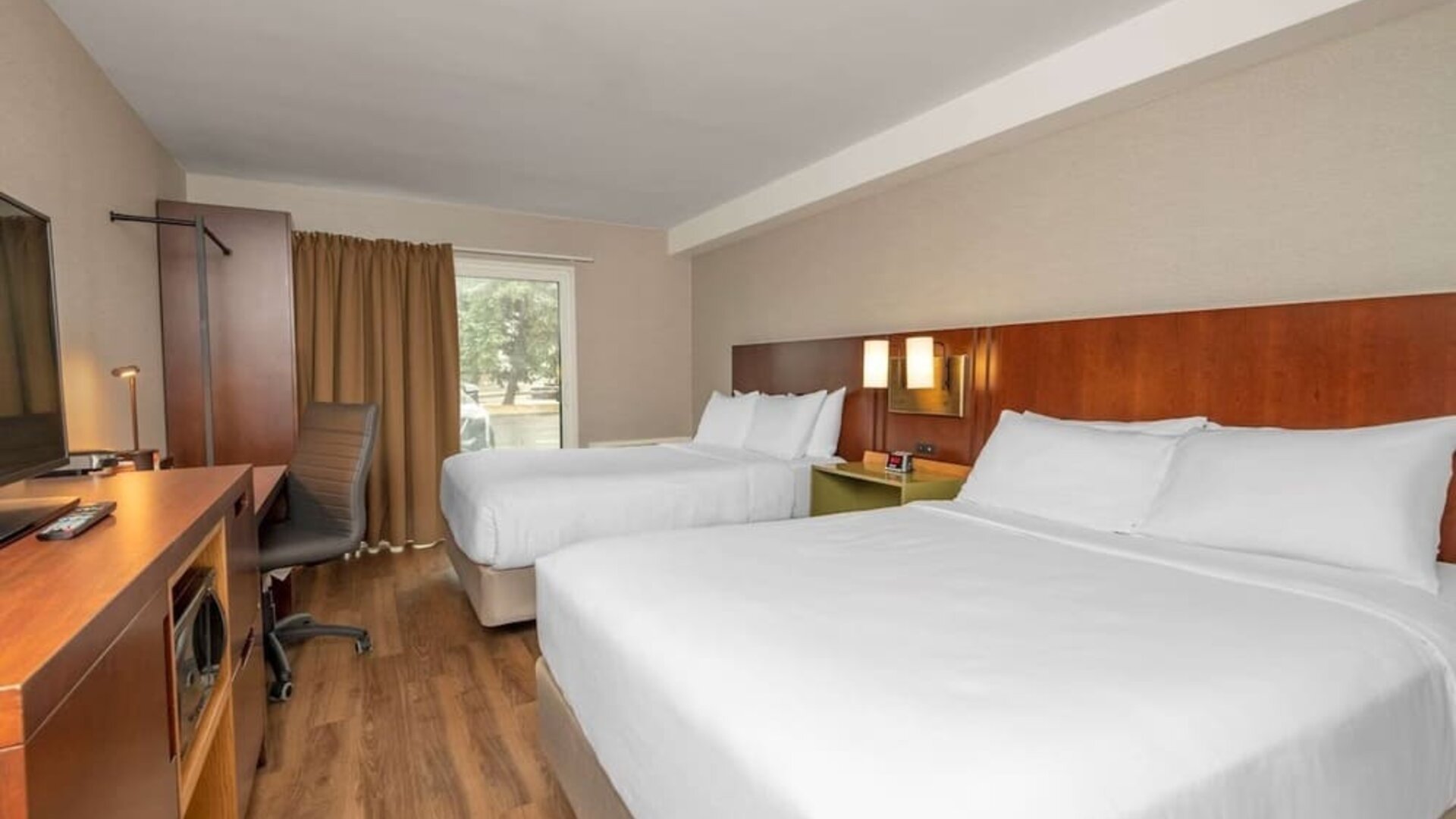 Day use twin room with work desk at Comfort Inn Ottawa East.