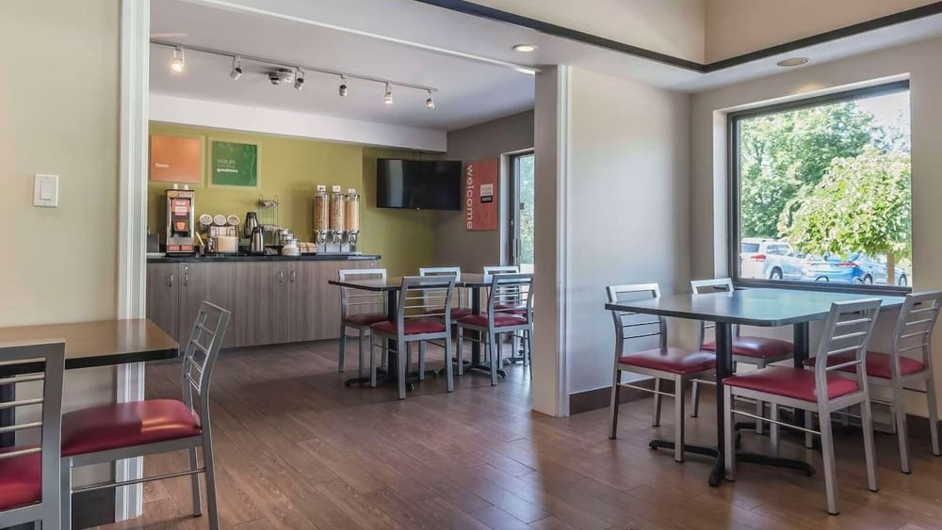 Dining area with comfortable seating perfect for co-working at Comfort Inn Cobourg.