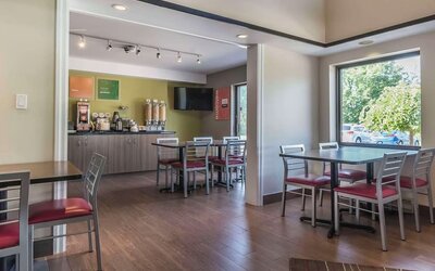Dining area with comfortable seating perfect for co-working at Comfort Inn Cobourg.