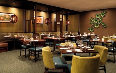 Dining area perfect for coworking at The Westin SFO Airport.