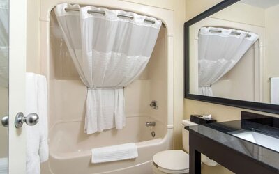 Guest bathroom with tub at Comfort Inn Orillia.
