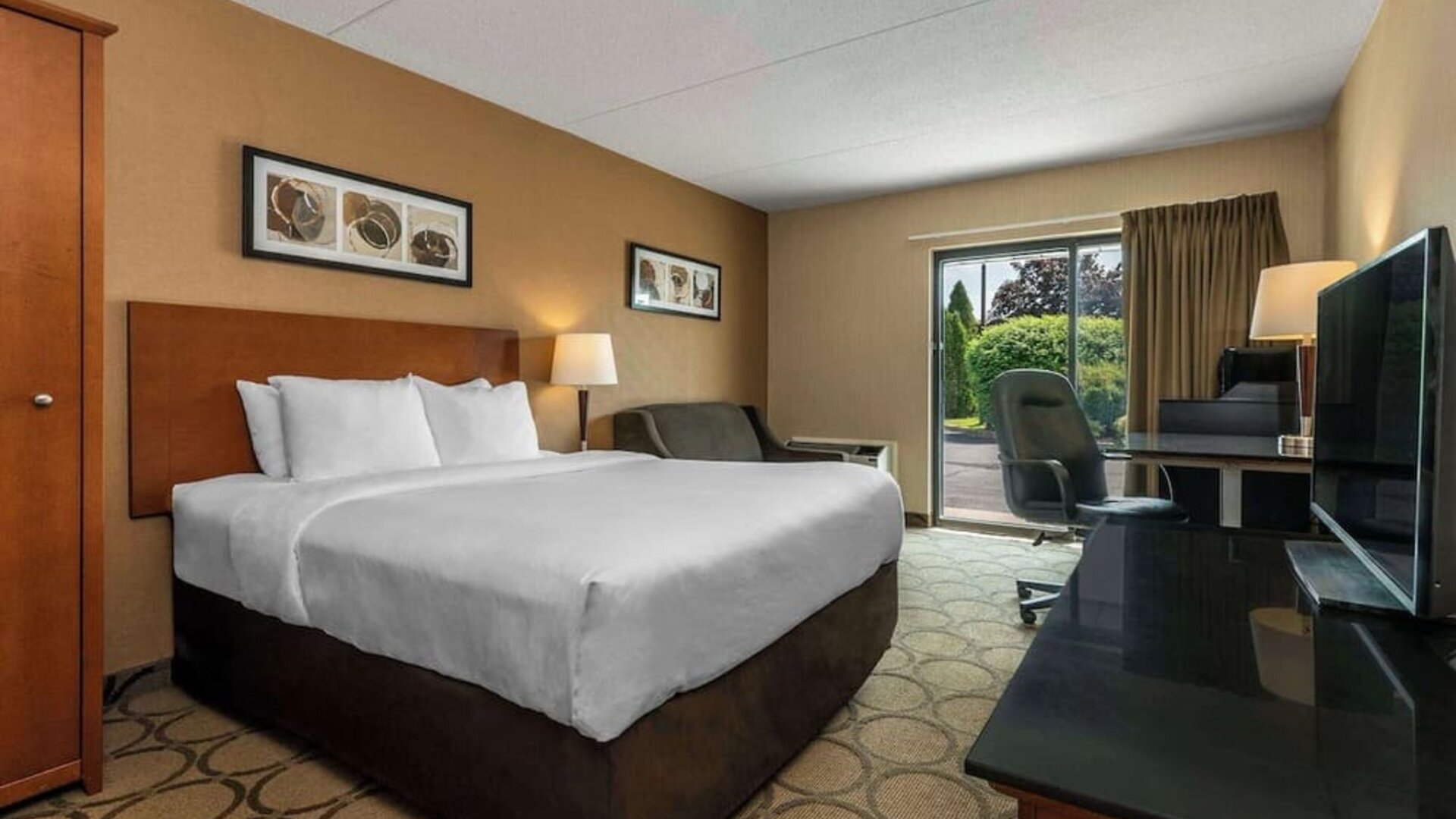 Standard day use room with TV, work desk, sofa and private bathroom at Comfort Inn New Glasgow.