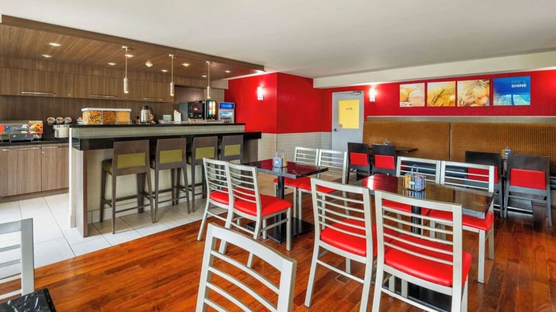 Dining area with comfortable seating at Comfort Inn Newmarket.
